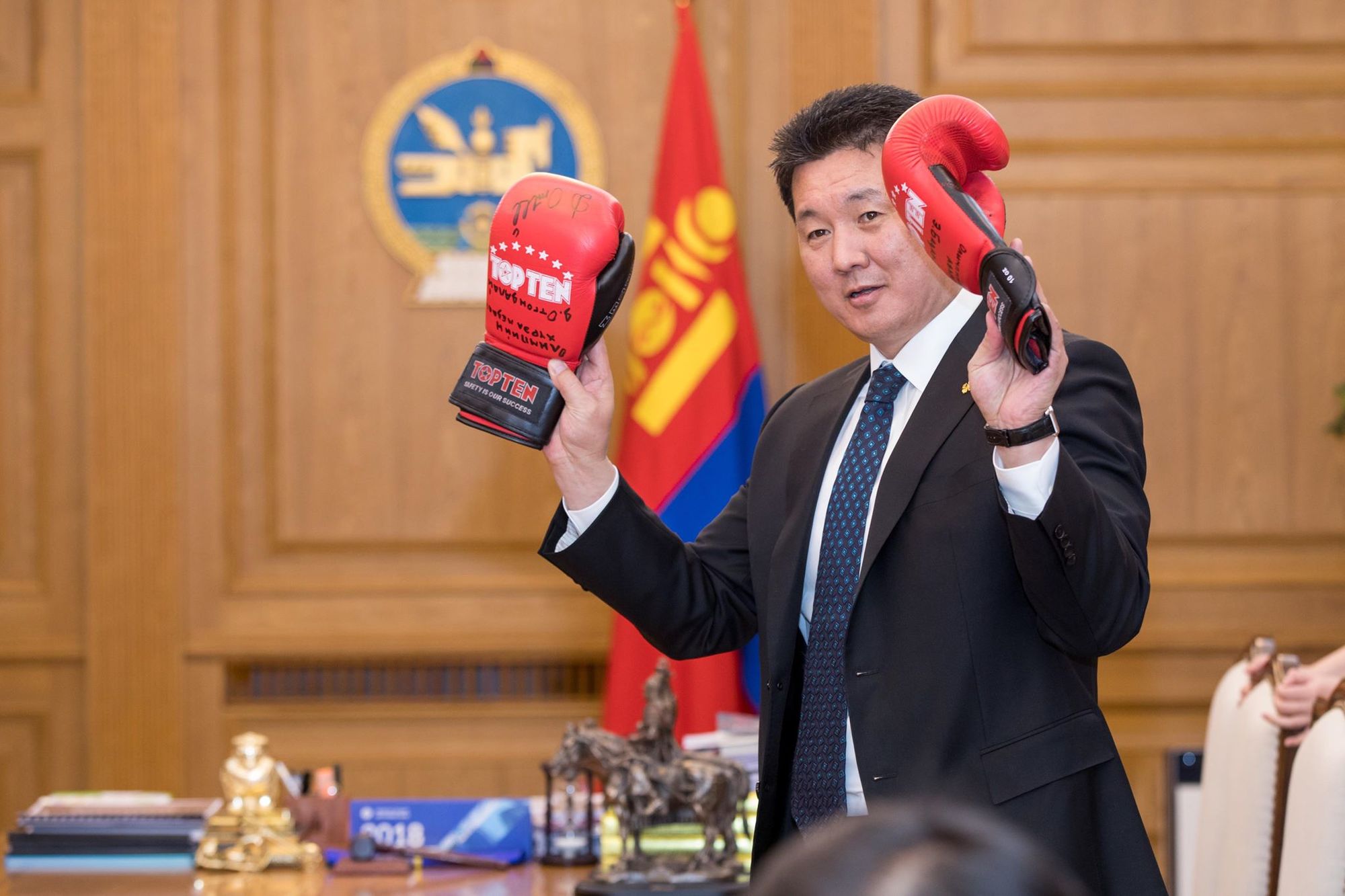 Олимпийн аваргаас Ерөнхий сайдад өгсөн бэлэг