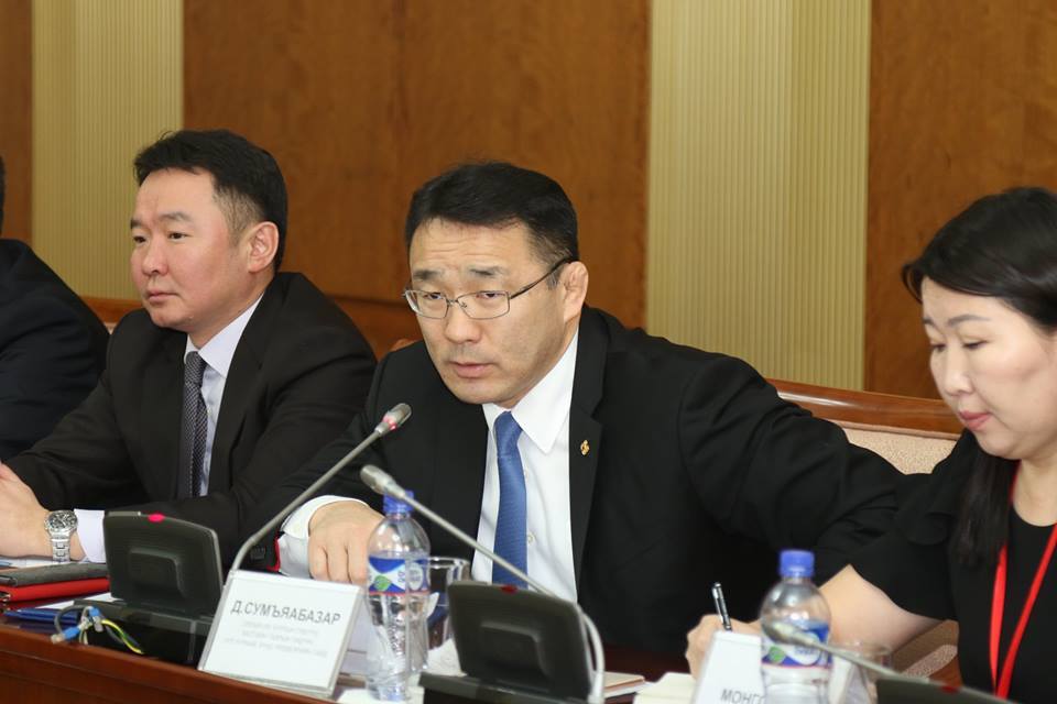 Д.Сумъяабазар сайд алтны салбарынхантай уулзлаа