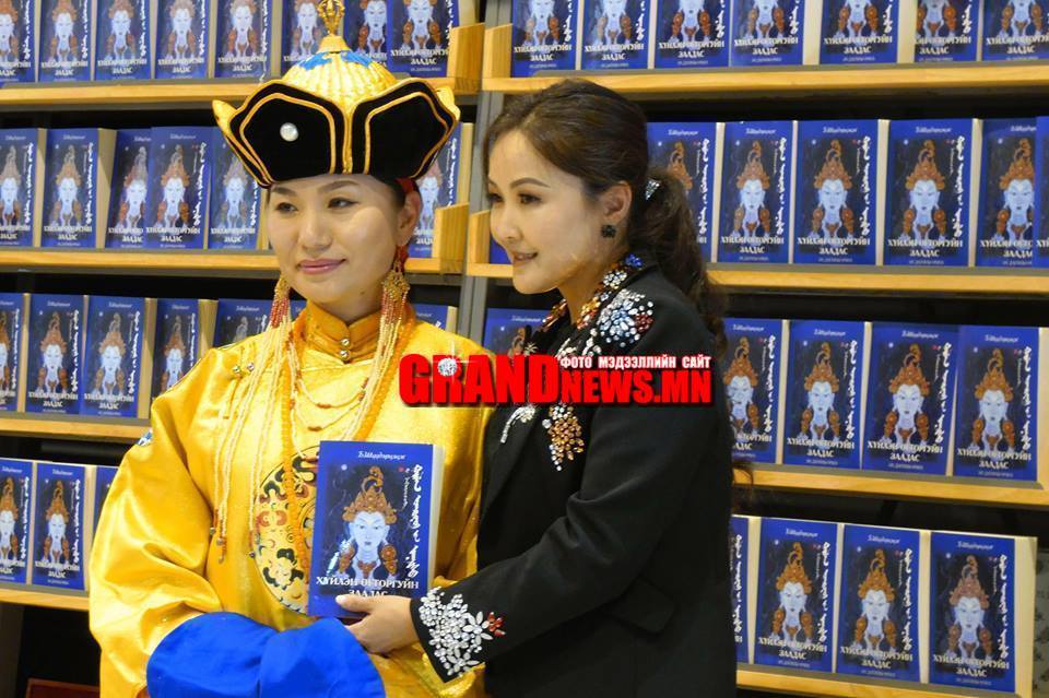 Эх дагины тухай “Хүйлэн огторгуйн заадас” роман хэвлэгдлээ