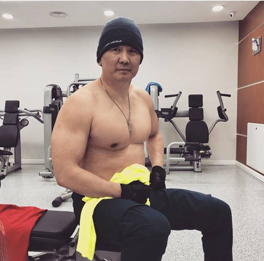 #Instagram: Цээж нүцгэн Ерөнхий сайд