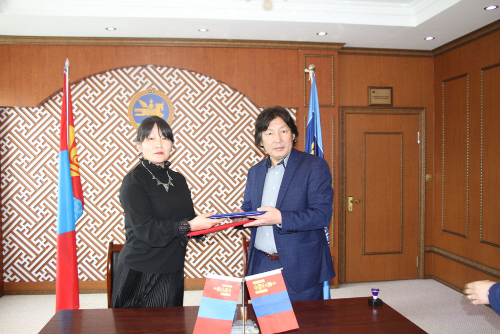 Ном бүрээс хоёр ширхэгийг номын сангуудад өгнө