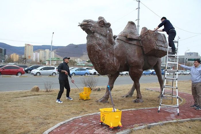 ”Тэмээтэй хөшөө” өнгө зүс засчээ