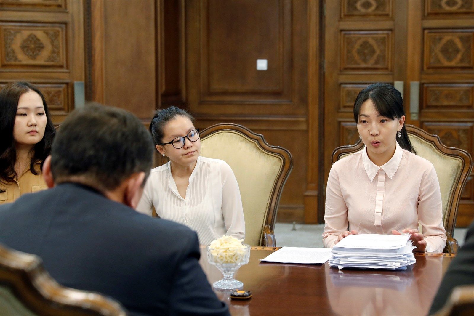 Жагсаал зохион байгуулагч залуухан ээжүүд