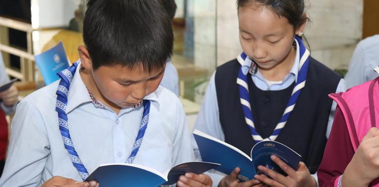 ШУА орон нутгийн сурагчдад 4400 ном хандивлалаа