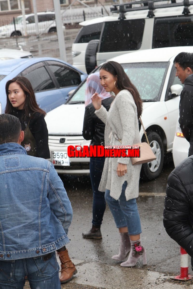 Дуучин Э.Номин явж байна