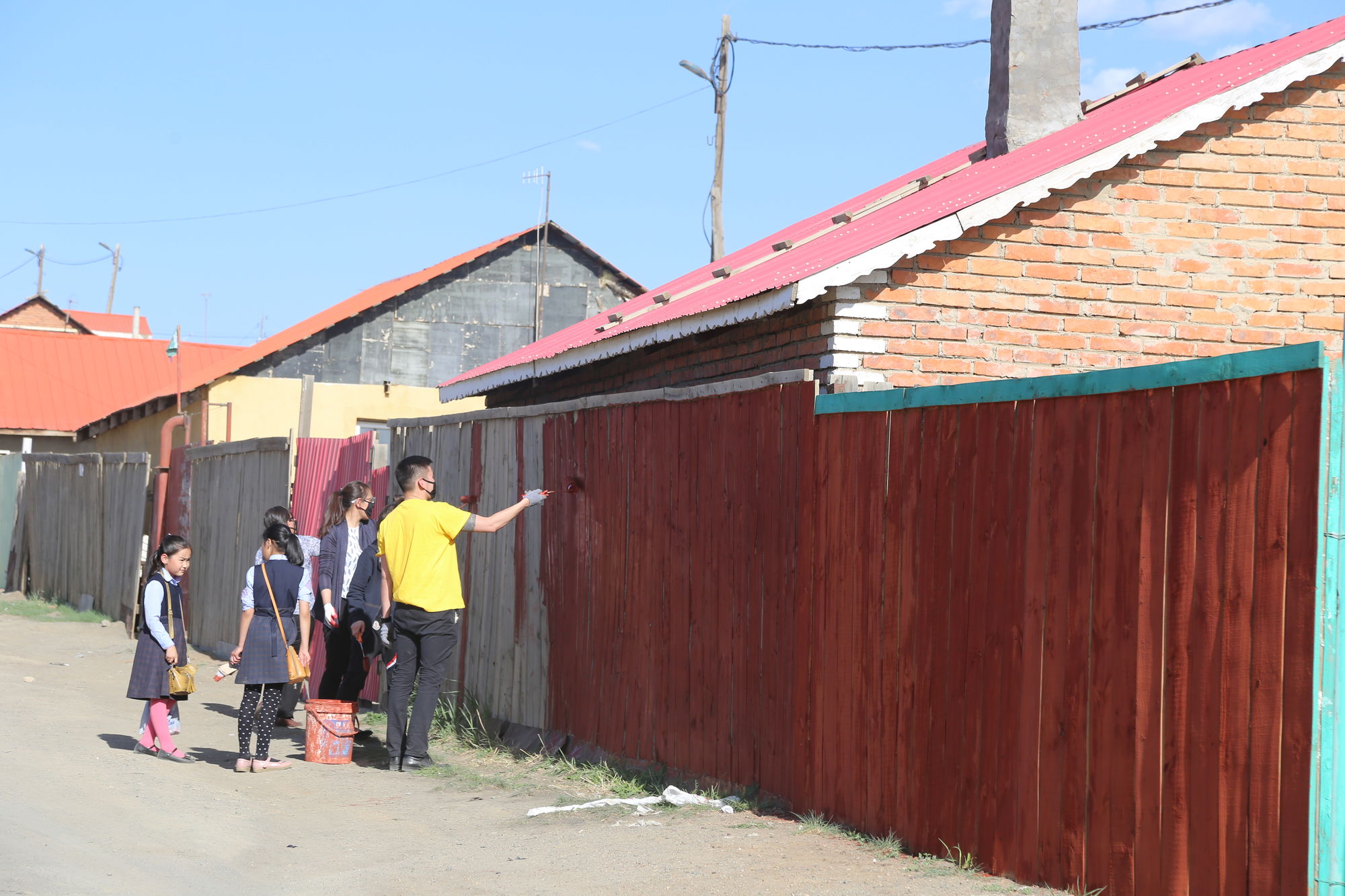 Хан-Уул дүүргийн Тамгын газрын албан хаагчид гэр хорооллын гудамж, хашааны өнгө үзэмжийг шинэчлэн будлаа