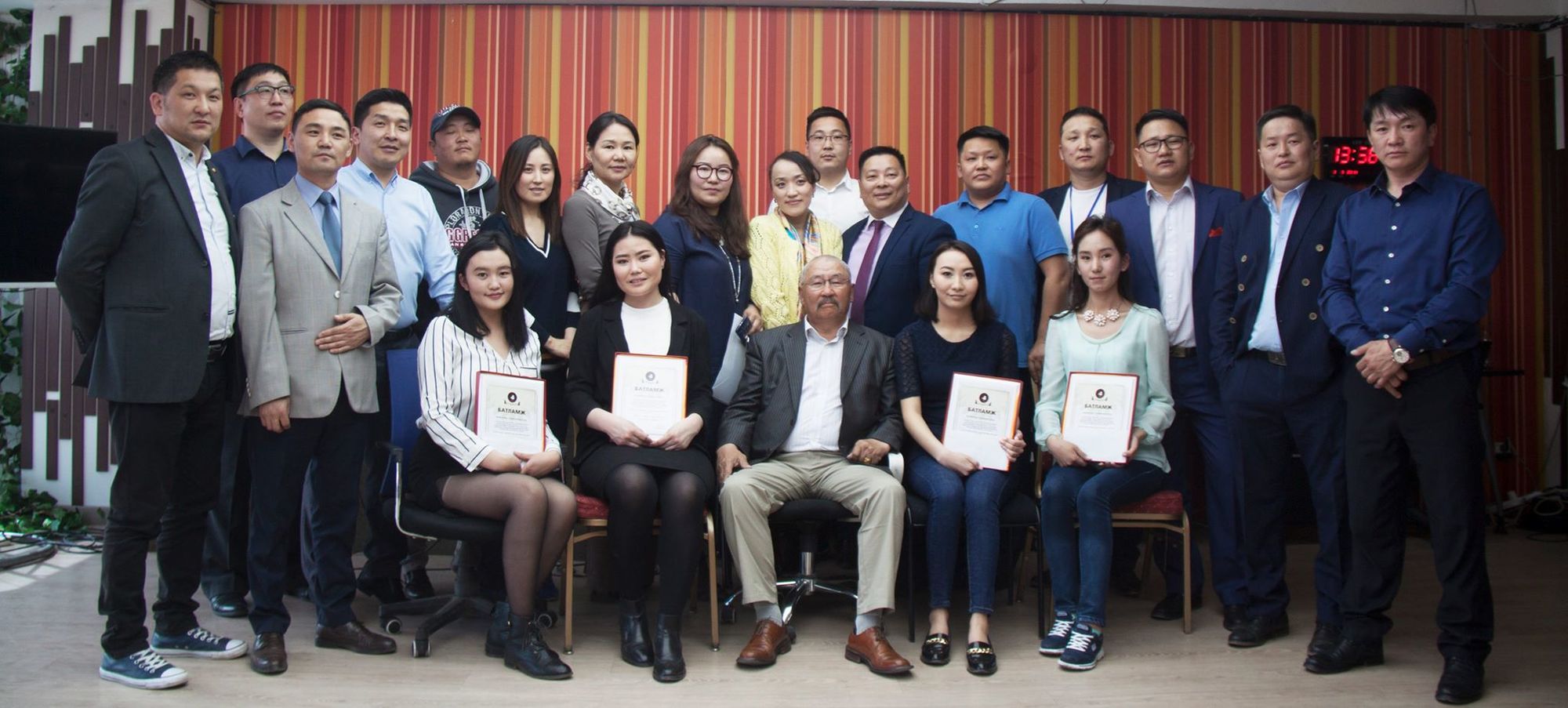 Шилдэг оюутанд сургалтын тэтгэлэг гардууллаа