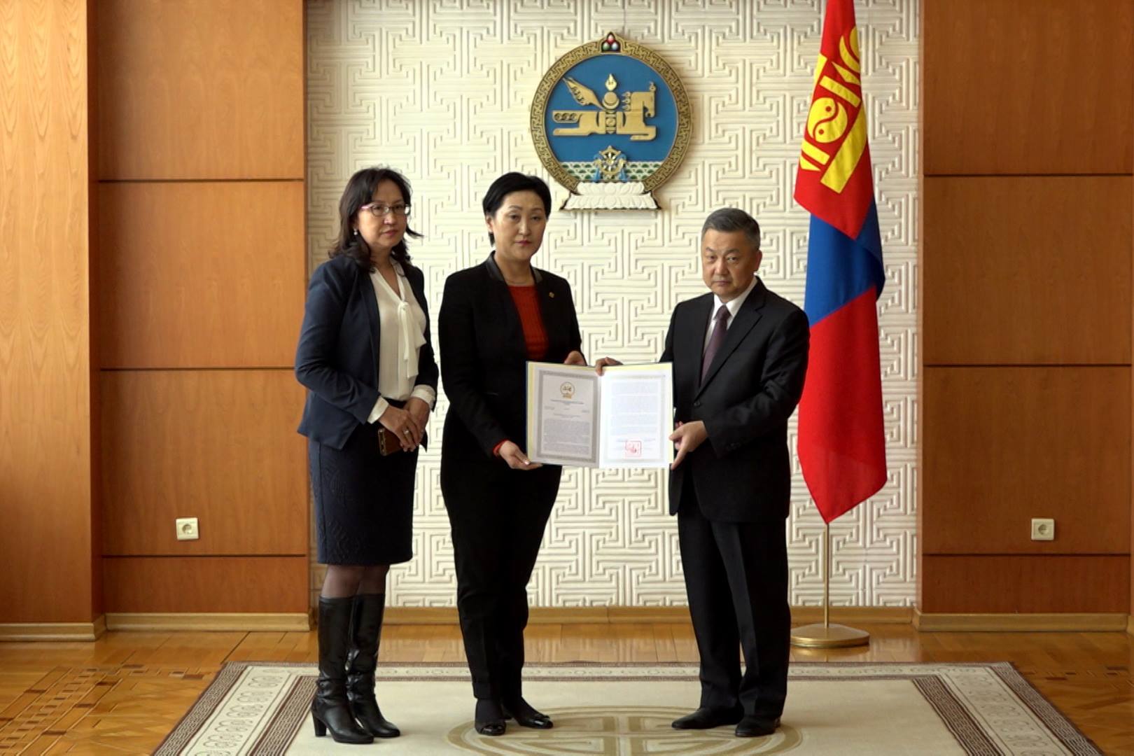 Монгол бичгийн хэрэглээг нэмэгдүүлэх зарлиг гардууллаа