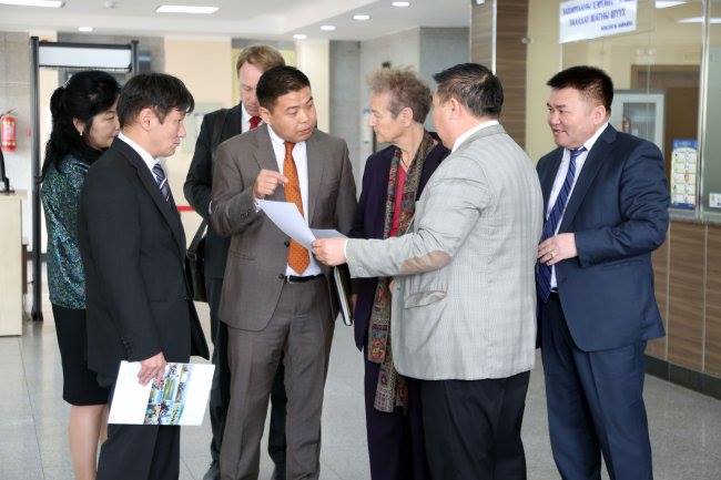 Херта Дойблер Гмелин Захиргааны шүүхтэй танилцлаа