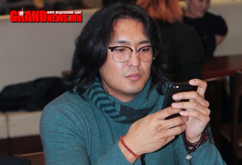 Ханхүүгээрээ л үлдье