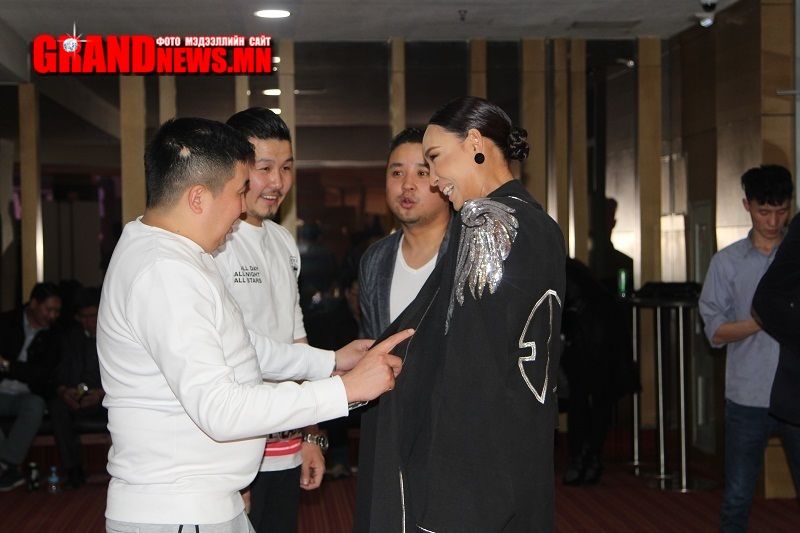 Хар нөмрөгөө харчуулд гайхуулна аа