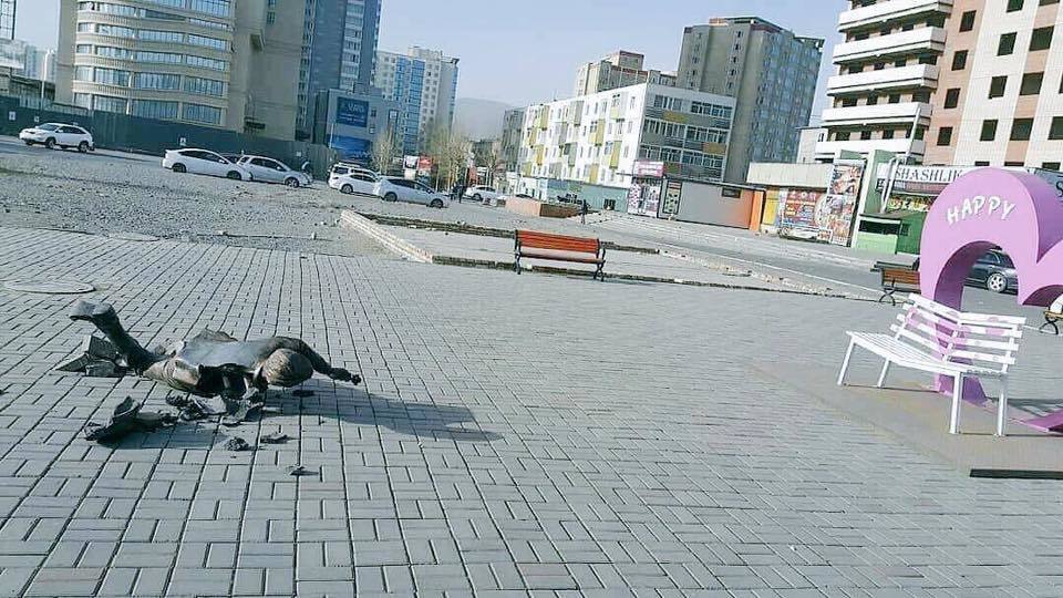 Романтик хөшөөг сүйтгэсэн залуу 20 саяыг төлөх үү?