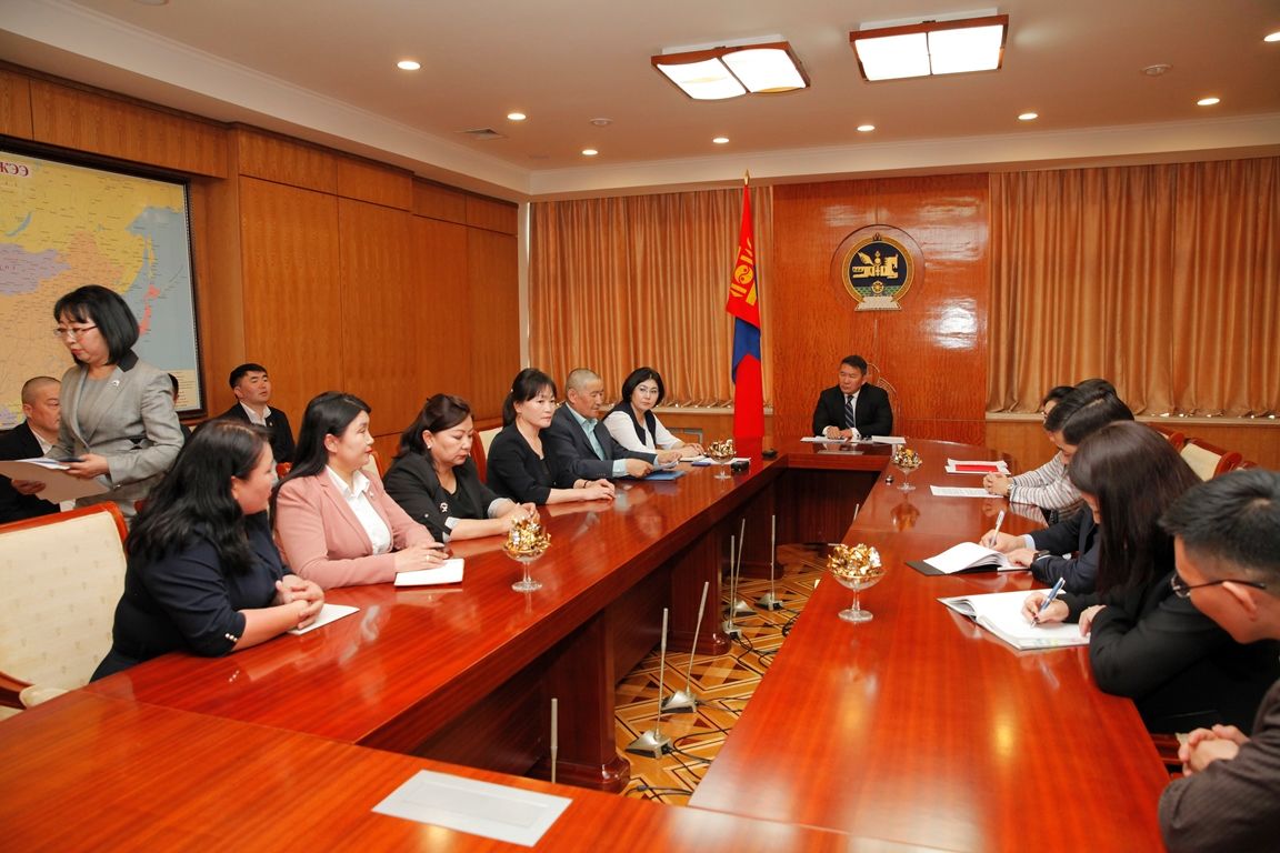 Ерөнхийлөгч суулт зарласан эмч, сувилагч нартай уулзлаа