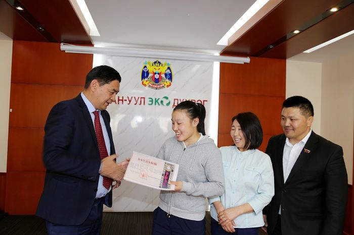 Хан-Уул дүүргийн Засаг дарга залуу тамирчныг дэмжлээ