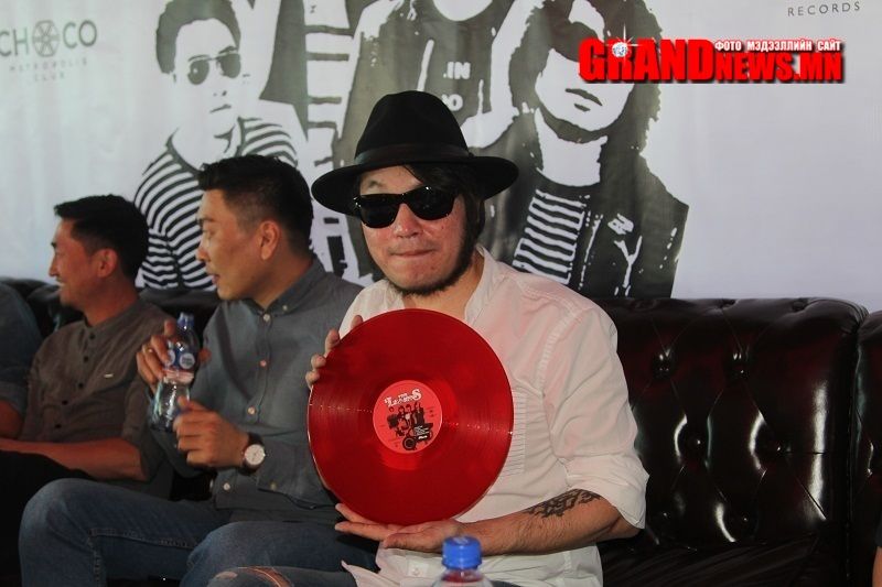 500 ширхэг хэвлэгдсэн УЛААН ПЯНЗ