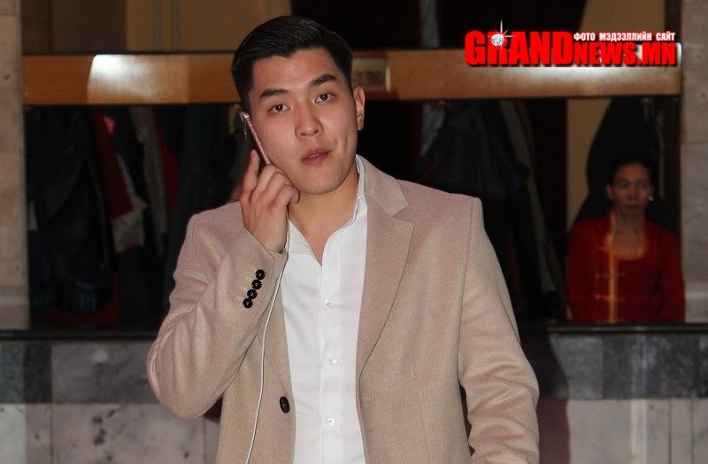 Ж.Энхбаярын офицер хүү онгоцны үйлчлэгчийн албанд шилжлээ