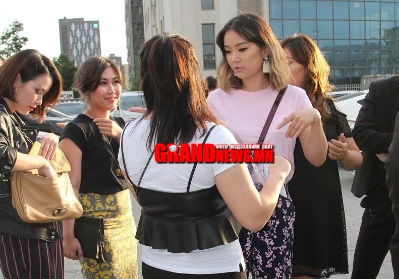 Найз бүсгүйчүүдийн болзоо