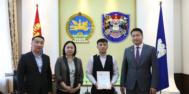 Зарим шашны байгууллагын гэрчилгээг гардууллаа