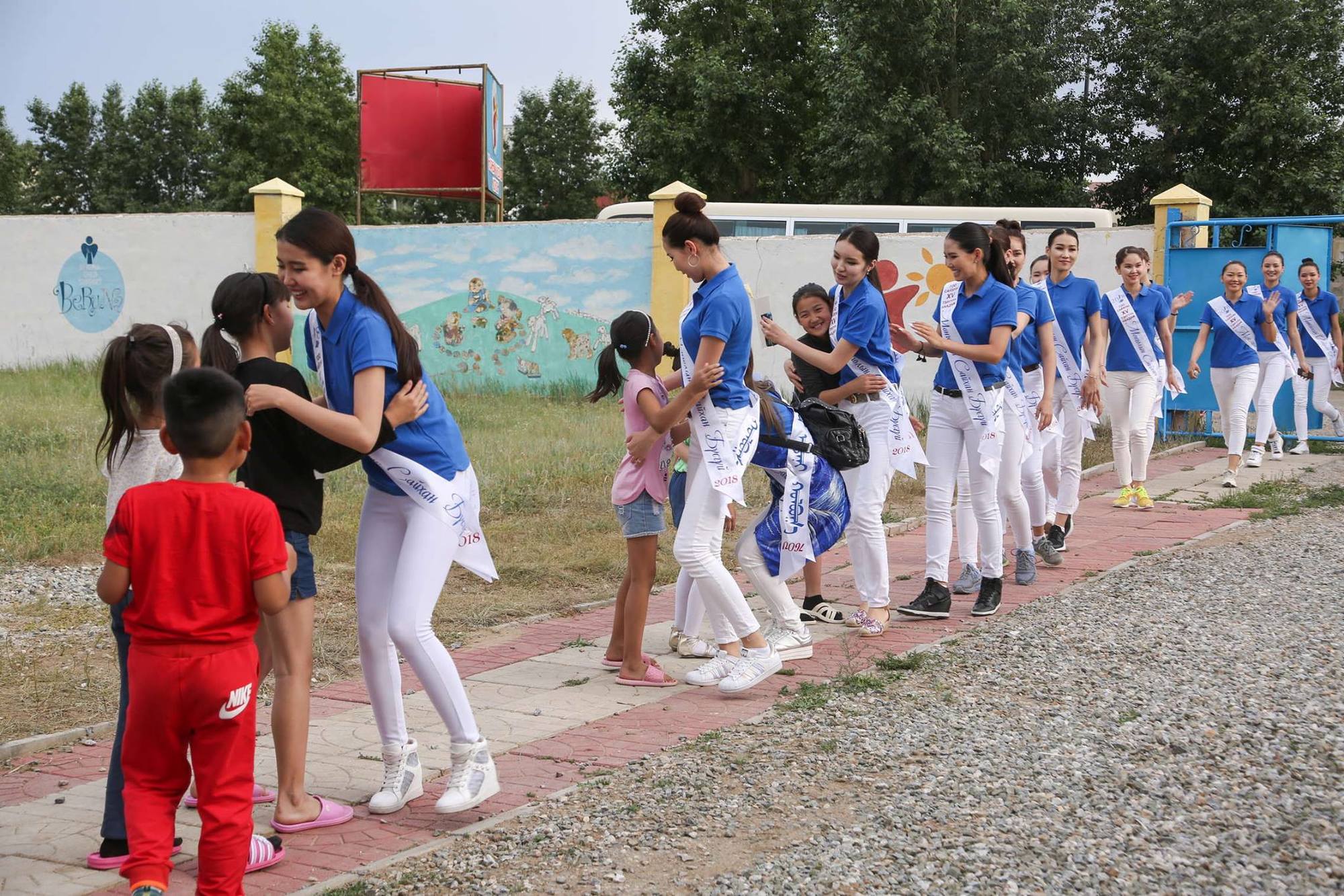 “Монголын сайхан бүсгүй 2018”-ын оролцогчид хүмүүнлэгийн үйлсэд нэгдлээ