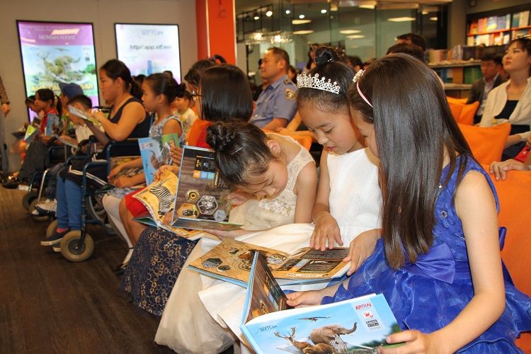 Амьтан судлалын анхны 4D ном гарлаа