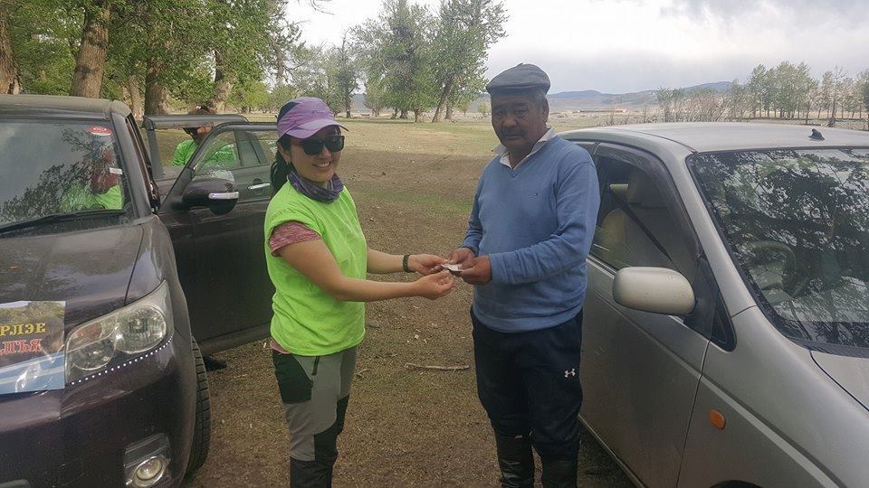 Архангай аймгийн 1998 оны төгсөгчид “Тамирын гол”-ын эрэг дагуух газрыг цэвэрлэв