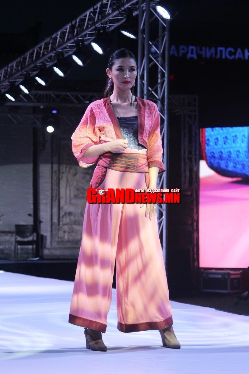 Монгол хувцасны театрчилсан шоу