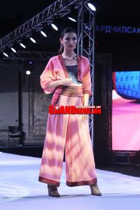 Монгол хувцасны театрчилсан шоу