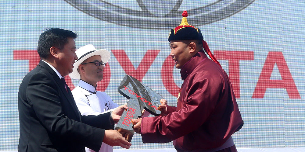 Н.Батсуурьд “Ланд крузер-200” автомашин гардуулан өглөө