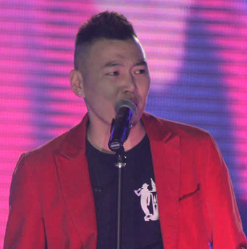 Үсээ халзартал юугаа боддог байна аа 