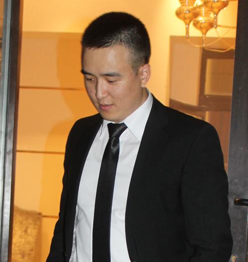 Д.Болдын үеэл аав болно 