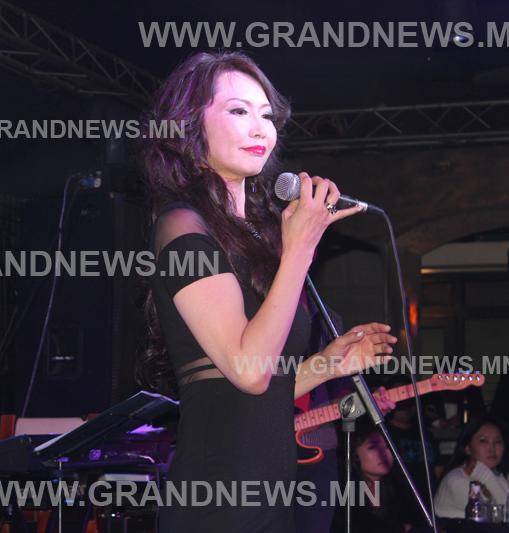 Дуучин Лхамаа эргэн ирлээ 