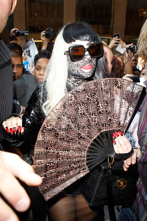 Лэди Гага өөрийн цусаар шинэ үнэртэн хийлээ