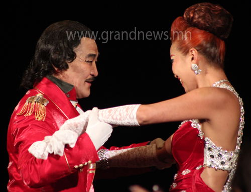 Гамлет нээлтээ хийлээ 