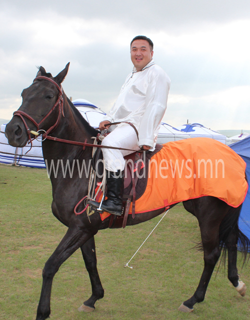 Удам залгах хүүтэй болсны баяр 