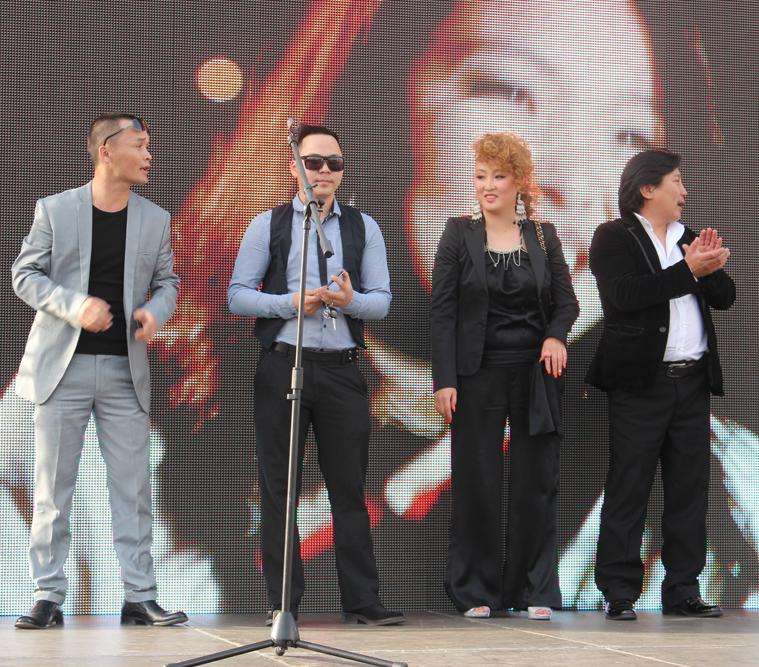 Маск киноны нээлт боллоо