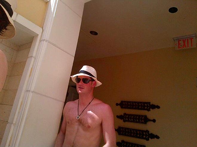 Ханхүү Харригийн нүцгэн зураг цацагджээ