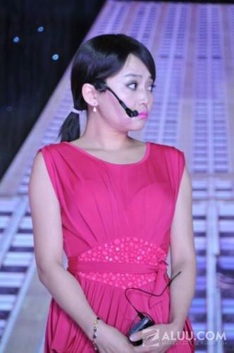 О.Мөнхгэрэл хүүхдээ мөнгөөр эрхлүүлж баярхав 