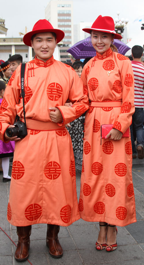 “Дээлтэй монгол 2013”  боллоо