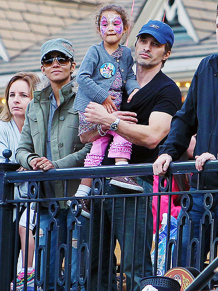 Холли Берри хуримаа хийлээ