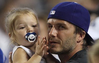 Бекхэмийн охиныг соосог хөхдөг гэж шоолжээ