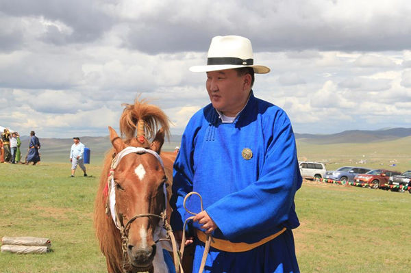 “Ажнай” Д.Бат-Эрдэнэ Чингисийн хөшөөг худалдаж авчээ