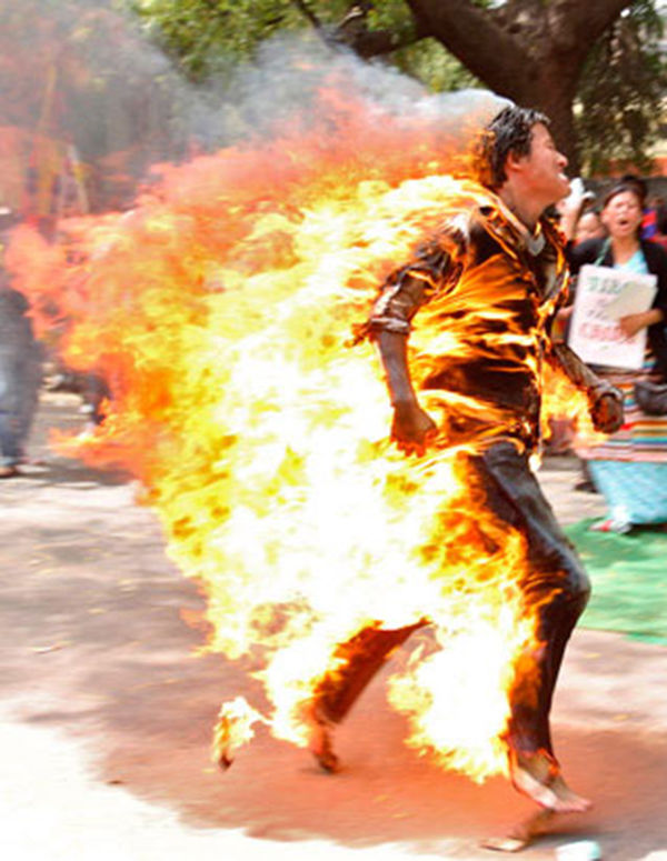 Засгийн газрыг эсэргүүцэн өөрийгөө шатаах шахав