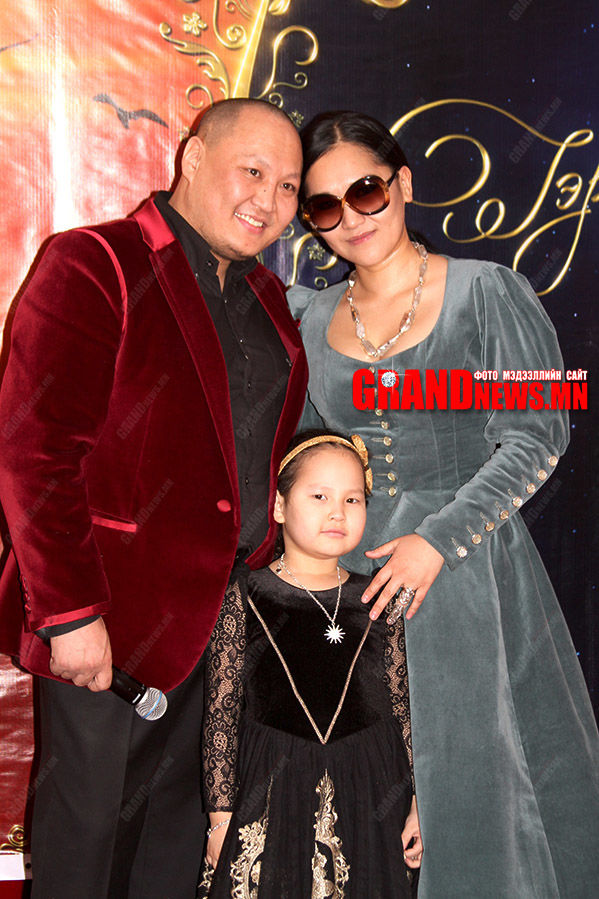 Дээгийг зөөллөсөн бүсгүйчүүд