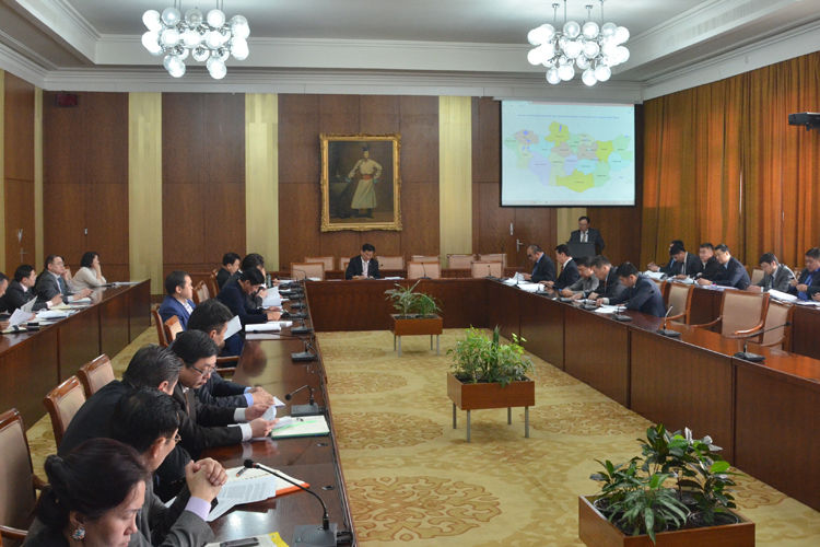 Байнгын хороод хуралдаж байна 