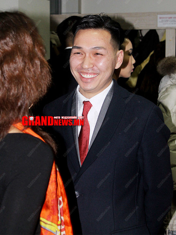 Анхаад эхнэр олж өгье