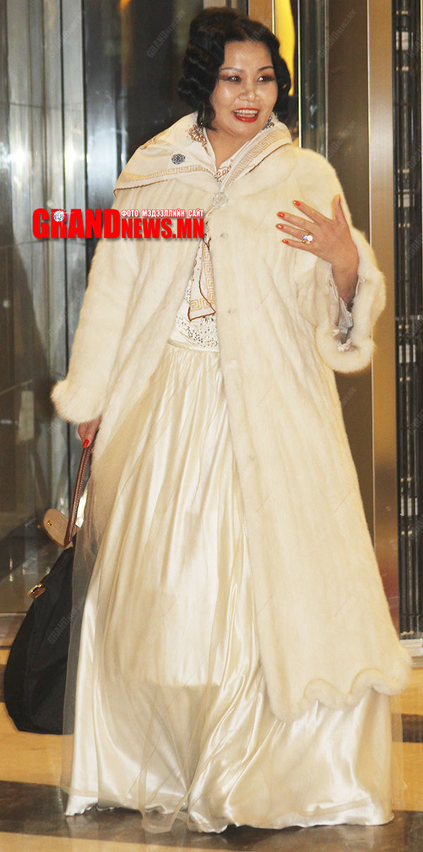 Даашинзныхаа тоог алдсан дуучин