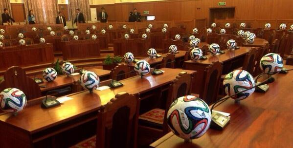 Төсөв яах вэ, хөл бөмбөг?