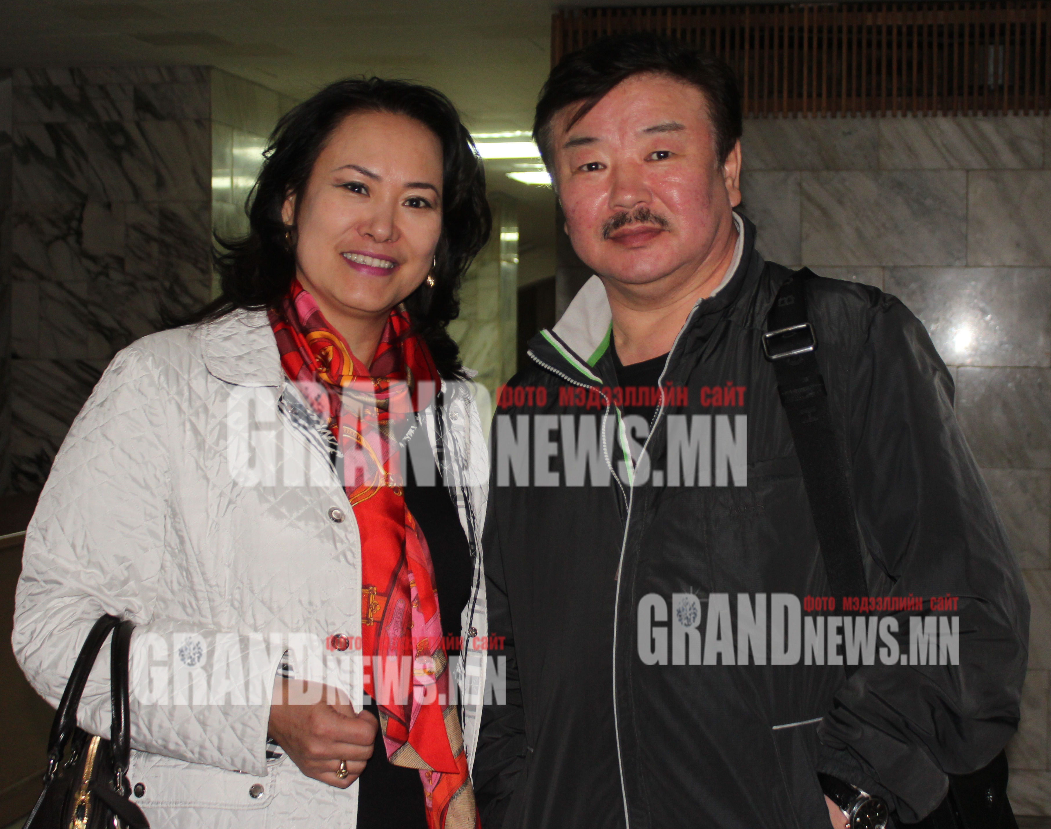 Эхнэрээсээ өөр хэнийг ч хардаггүй