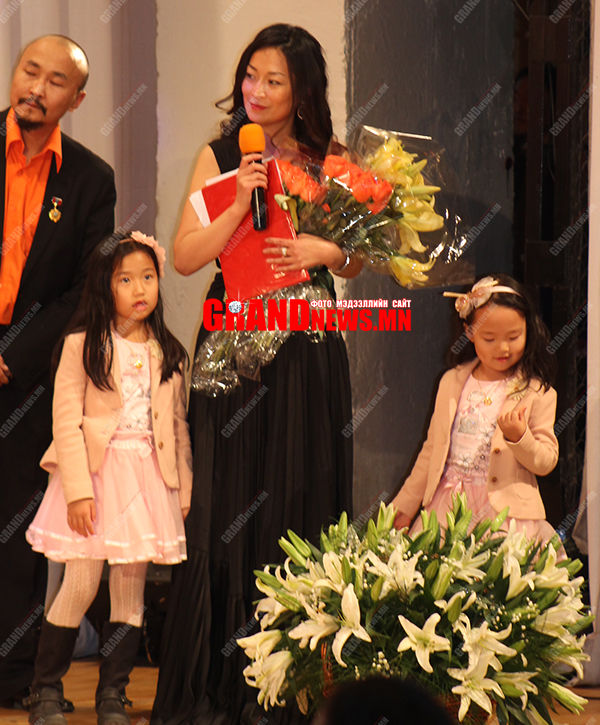 П.Анужин цэцэгстэйгээ