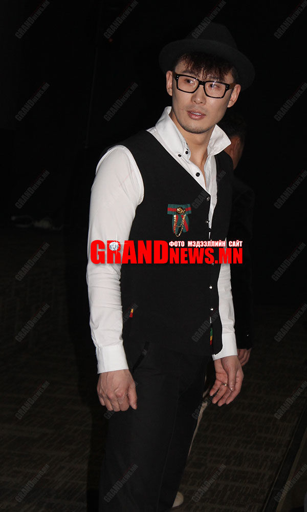 Жүжигчин Ууганаа секси залуу мөн үү?